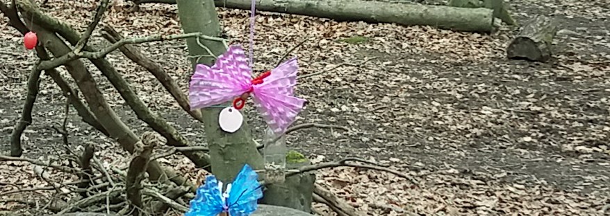 FILOs Waldkinder haben den noch winterlichen Wald mit bunten Schmetterlingen dekoriert.